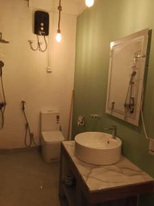 een badkamer met een wastafel en een toilet bij sisi place in Dikwella