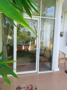 een glazen schuifdeur van een huis met een patio bij sisi place in Dikwella