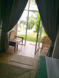 een kamer met een raam, een bank en een stoel bij sisi place in Dikwella +46 foto's