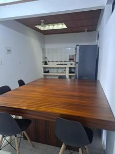 een conferentieruimte met een grote houten tafel en stoelen bij Apartamento en La Colina in Macanal