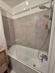 Et badeværelse på Appartement cosy près du RER + 31 billeder