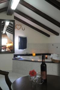 una bottiglia di vino su un tavolo in cucina di Arbel Guest House Shavit Family ad Arbel