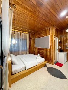 een slaapkamer met een bed in een houten kamer bij ห้างหุ้นส่วนจำกัด บ้านเถ้าแก่ in Ban Muang Baeng +110 foto's