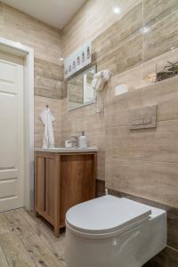 een badkamer met toilet en wastafel bij Hajnica GórSki in Wisła +28 foto's