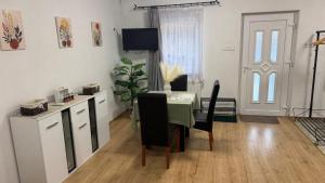 a kitchen and dining room with a table and chairs at Hetes7 Villa Negra in Hetes