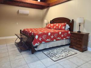 een slaapkamer met een bed met een rood dekbed bij Launch & Lounge in Titusville +15 foto's