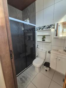 un bagno con doccia, WC e lavandino di Apê da Lili a Ilha de Boipeba