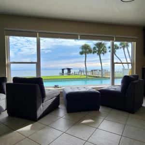 een woonkamer met uitzicht op een zwembad bij Launch & Lounge in Titusville