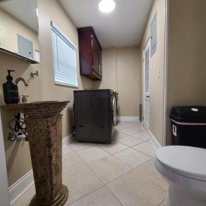 een badkamer met een toilet en een koelkast. bij Launch & Lounge in Titusville