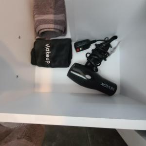 een witte plank met een camera en een afstandsbediening bij Launch & Lounge in Titusville