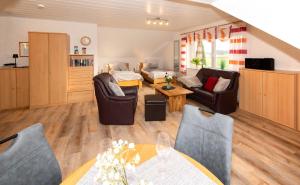 een woonkamer met een bank en een tafel bij Studiowohnung in Hohnstorf