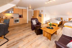 een kamer met een bed en een woonkamer met een tafel bij Studiowohnung in Hohnstorf