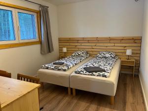 En eller flere senge i et værelse på Marika Puhkeküla - Metsanurga Puhkemaja "Barrel Sauna included"