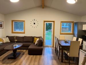 Et opholdsområde på Marika Puhkeküla - Metsanurga Puhkemaja "Barrel Sauna included"