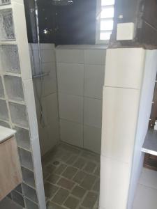 een badkamer met een douche en een tegelvloer bij Bungalow citron in Petit-Bourg