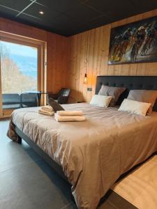 Giường trong phòng chung tại Chalet Le M - Adults only - Standing - Samoëns Grand-Massif