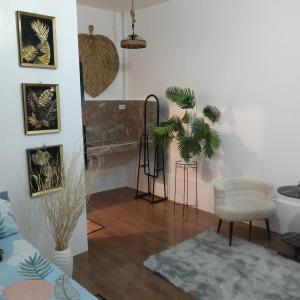 un soggiorno con sedia e pianta di Love Bk siargao a General Luna