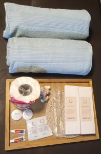 un vassoio con un asciugamano e alcuni asciugamani e un tavolo con un asciugamano di Love Bk siargao a General Luna