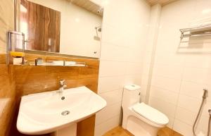 ein Badezimmer mit Waschbecken und Toilette in der Unterkunft Sea View From Rooftop The AOP Luxuaray Hotel - Jagannath Temple - Sea Beach - Lift-Parking And Restaurant Facilities - Fully Air Conditioning Luxuary Rooms - Best Hotel In Puri in Puri