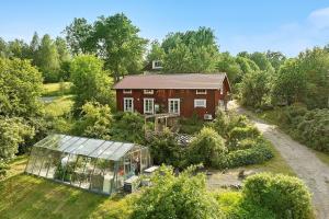 una vista aerea di una casa con una serra di Älvbacken a Västerlanda