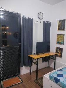 Camera con scrivania e finestra con orologio di Love Bk siargao a General Luna