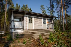 een klein huisje midden in een bos bij Huvikumpu in Orivesi