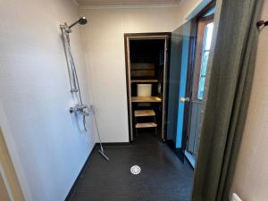 een hal met een douche in een kamer bij Huvikumpu in Orivesi +10 foto's