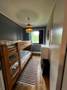 een slaapkamer met twee stapelbedden en een raam bij Huvikumpu in Orivesi