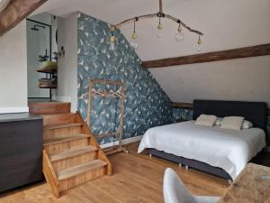 een slaapkamer met een bed en een trap in een kamer bij Monsieur Doute in Durbuy