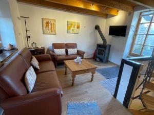 TV a/nebo společenská místnost v ubytování Ferienhaus "Spatzennest" Eifel Gerolstein Hunde ok + 22 fotografií