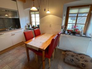 Kuchyň nebo kuchyňský kout v ubytování Ferienhaus "Spatzennest" Eifel Gerolstein Hunde ok