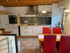 Kuchyň nebo kuchyňský kout v ubytování Ferienhaus "Spatzennest" Eifel Gerolstein Hunde ok