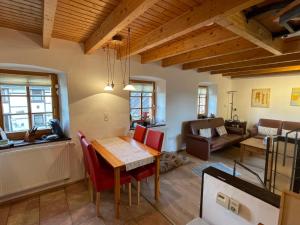 Posezení v ubytování Ferienhaus "Spatzennest" Eifel Gerolstein Hunde ok