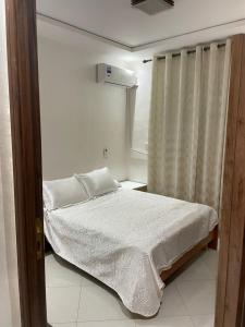 een kleine slaapkamer met een bed en een raam bij le riffe in Nador