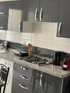 een keuken met een fornuis en een aanrechtblad bij le riffe in Nador