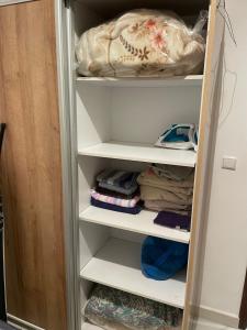 een kast met witte planken en handdoeken. bij le riffe in Nador +6 foto's