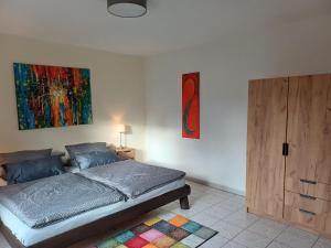 een slaapkamer met een bed en een schilderij aan de muur bij Mila in Mechernich