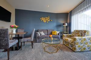 ein Wohnzimmer mit Sofa und Tisch in der Unterkunft NaturKulturHotel Stumpf in Neunkirchen