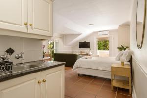 een keuken en een woonkamer met een bed in een kamer bij Story Haus in Stellenbosch