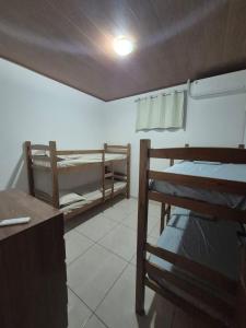 una stanza con due letti a castello e un tavolo di Apê da Lili a Ilha de Boipeba