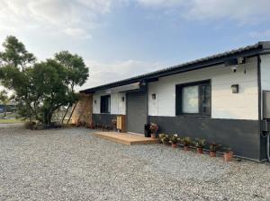 una casa con un vialetto di ghiaia e una casa di Forgotten Boundless Offland a Wujie