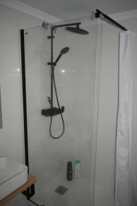 eine Dusche in einem Badezimmer mit Duschvorhang in der Unterkunft La Isla Santa Maria in Pego