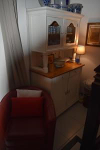 ein Wohnzimmer mit einem Stuhl und einem Schrank in der Unterkunft La Isla Santa Maria in Pego