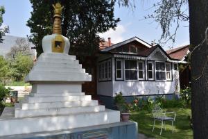 a house with a statue in front of a house at Nalze Khar in Raogi
