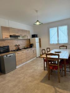 Kuchyň nebo kuchyňský kout v ubytování Appartement tout confort aux portes du Sancy