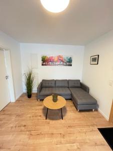 a living room with a couch and a table at Luxus Ferien Apartment vS in Marburg an der Lahn