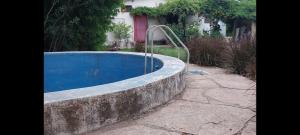 a swimming pool in a yard with a concrete retaining wall at Mendiolaza Tennis Park in Córdoba