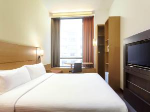 En eller flere senge i et værelse på Ibis Singapore Novena