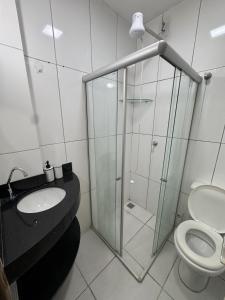 un bagno con doccia in vetro e WC di Apartamento Central Próximo da praça Tiradentes e Hospital a Teófilo Otoni
