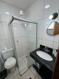 un bagno con doccia, WC e lavandino di Apartamento Central Próximo da praça Tiradentes e Hospital a Teófilo Otoni